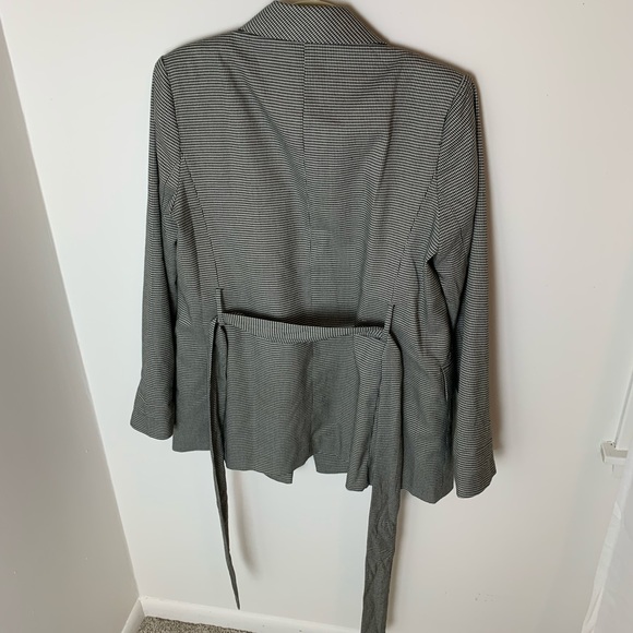 Beautiful Patterned Blazer - Picture 3 of 6